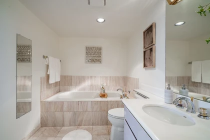 Powder Room Photo of 1 2243 BELLEVUE AVENUE, West Vancouver BC V7V 1C5