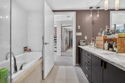 Entry Foyer Photo of 702 1205 W Hastings Street, Vancouver, BC