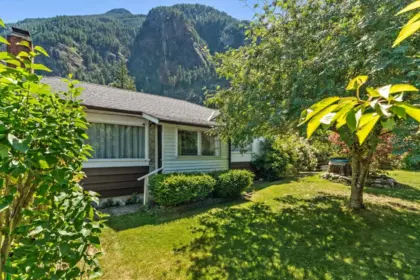 19834 Peter Street, Hope, BC, Hope — Single Family Residence for sale