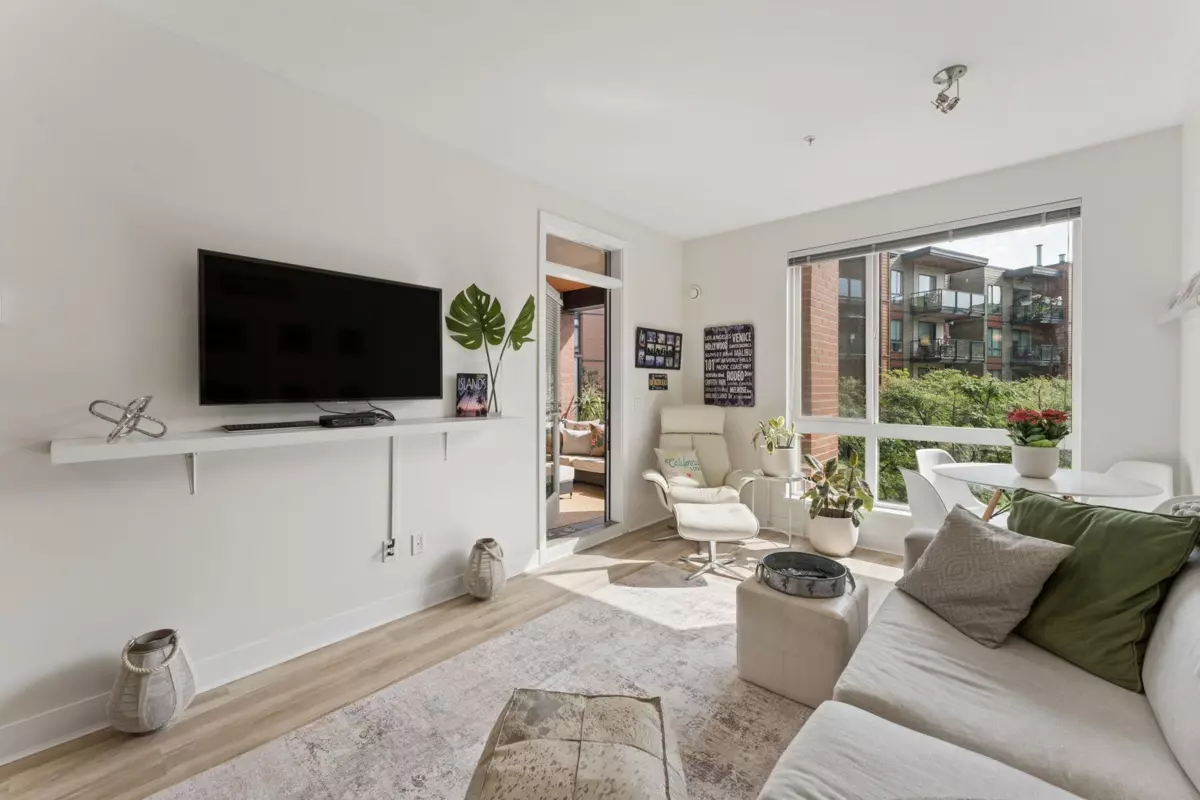 Living Room Photo of 312 733 W 3rd Street, North Vancouver, BC