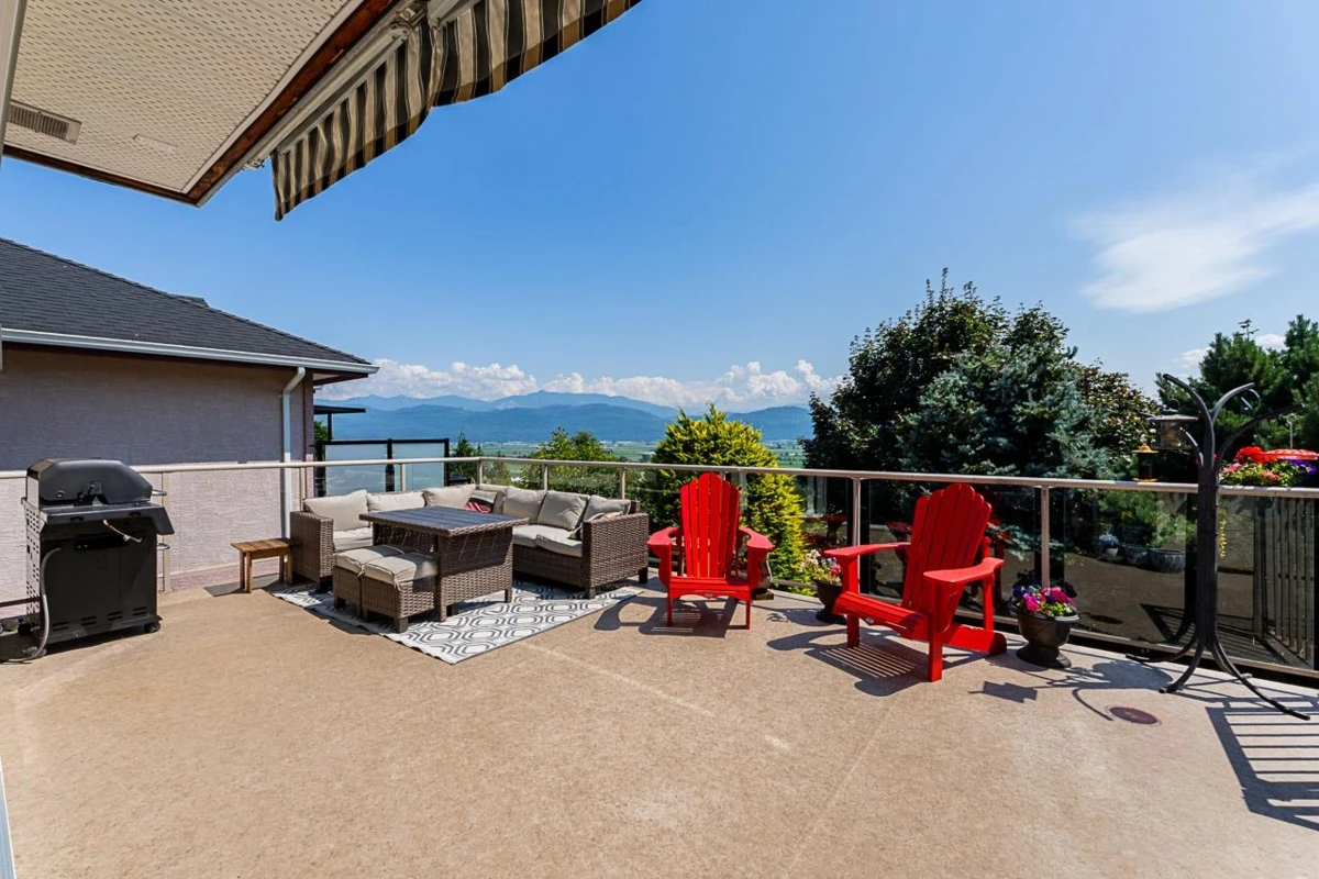 Living Room Photo of 35946 Regal Parkway, Abbotsford, BC