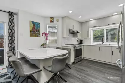 Kitchen Island Photo of 1 19236 119 Avenue, Pitt Meadows, BC