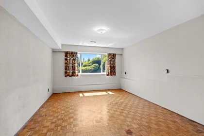 Hallway Photo of 1850 Rosebery Avenue, West Vancouver, BC