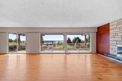 Kitchen Island Photo of 1850 Rosebery Avenue, West Vancouver, BC