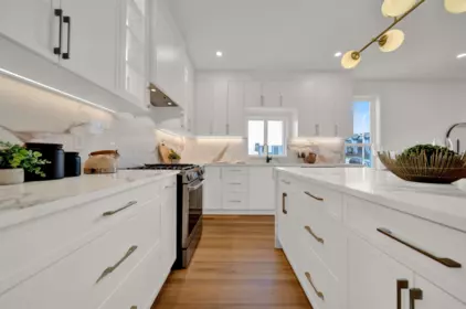 Kitchen Island Photo of 16487 20 Avenue, Surrey, BC