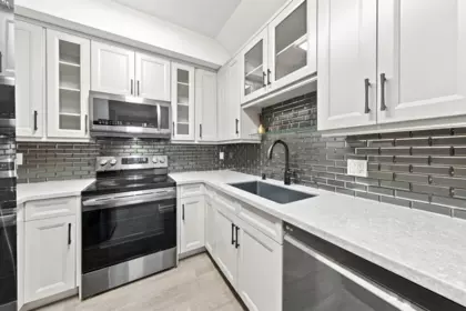 Guest Bathroom Photo of 401 580 Twelfth Street, New Westminster, BC