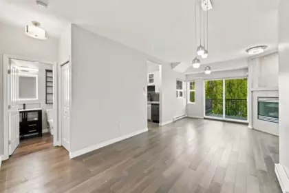 Living Room Photo of 401 580 Twelfth Street, New Westminster, BC