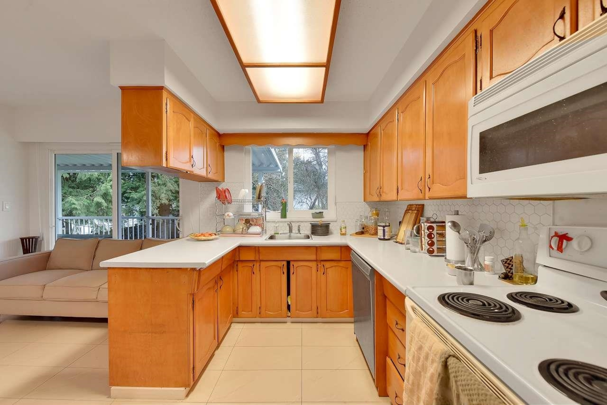 Walk-In Closet Photo of 11140 Partridge Crescent, Surrey, BC