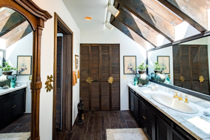 Hallway Photo of 3581 Beach Avenue, Roberts Creek, BC