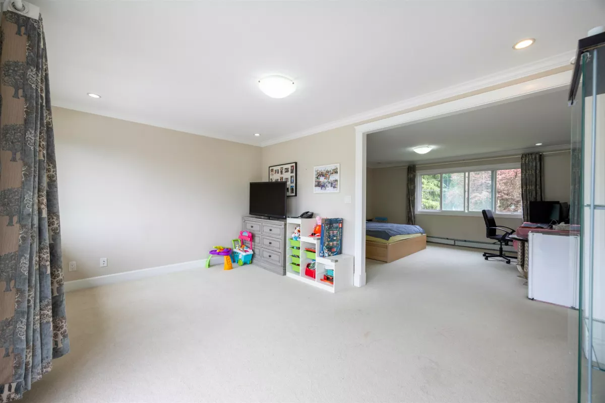 Front Yard Photo of 915 W 33rd Avenue, Vancouver, BC