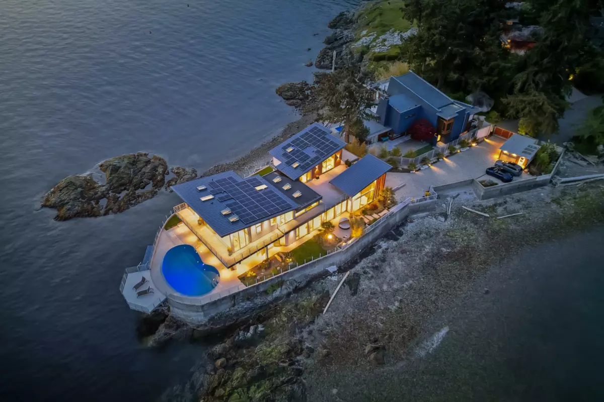 Hot Tub / Spa Photo of 15 Brunswick Beach Road, Lions Bay, BC