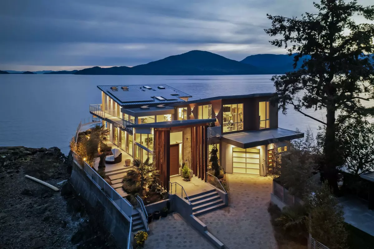 Outdoor Kitchen Photo of 15 Brunswick Beach Road, Lions Bay, BC