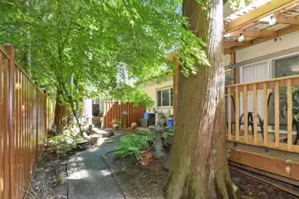 Hallway Photo of 7 13911 16 Avenue, Surrey, BC