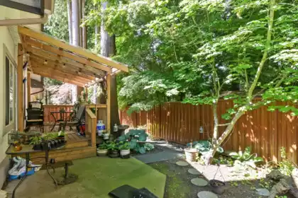Mudroom Photo of 7 13911 16 Avenue, Surrey, BC