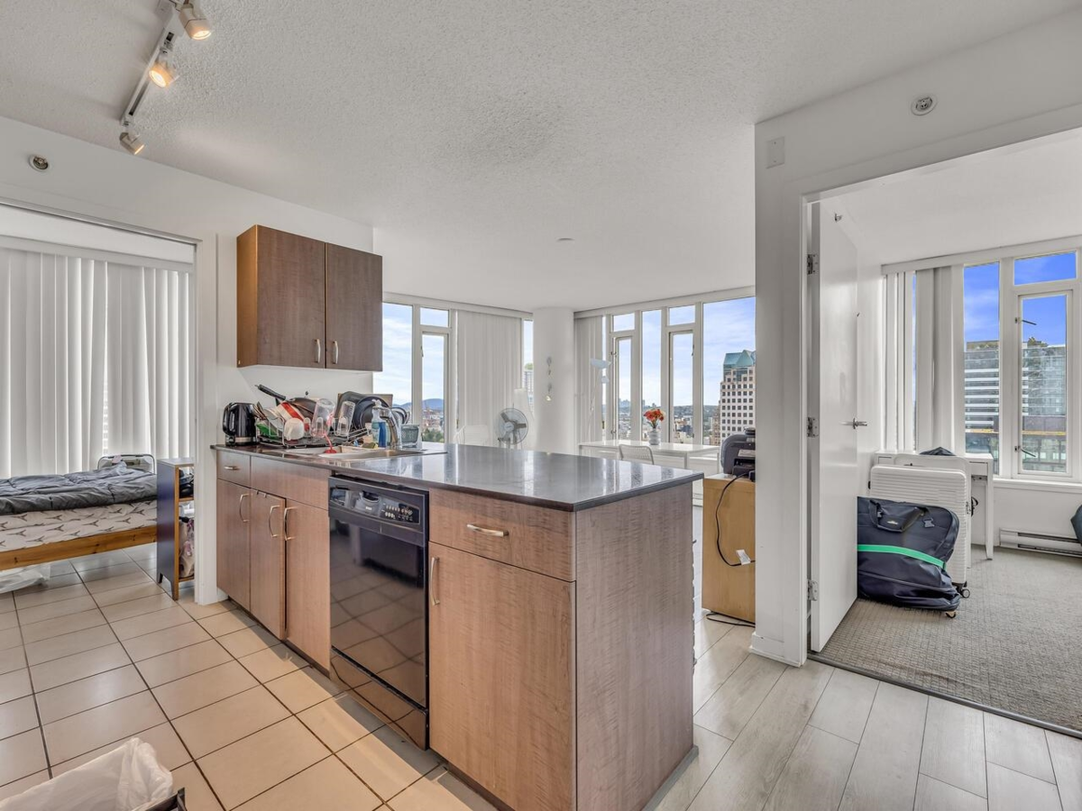 Family Room Photo of 1710 610 Granville Street, Vancouver, BC