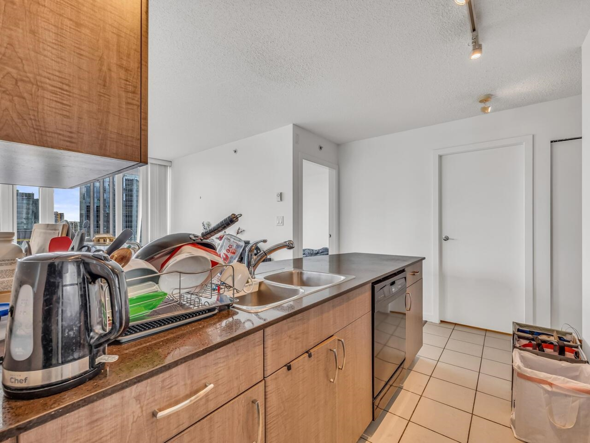 Kitchen Island Photo of 1710 610 Granville Street, Vancouver, BC