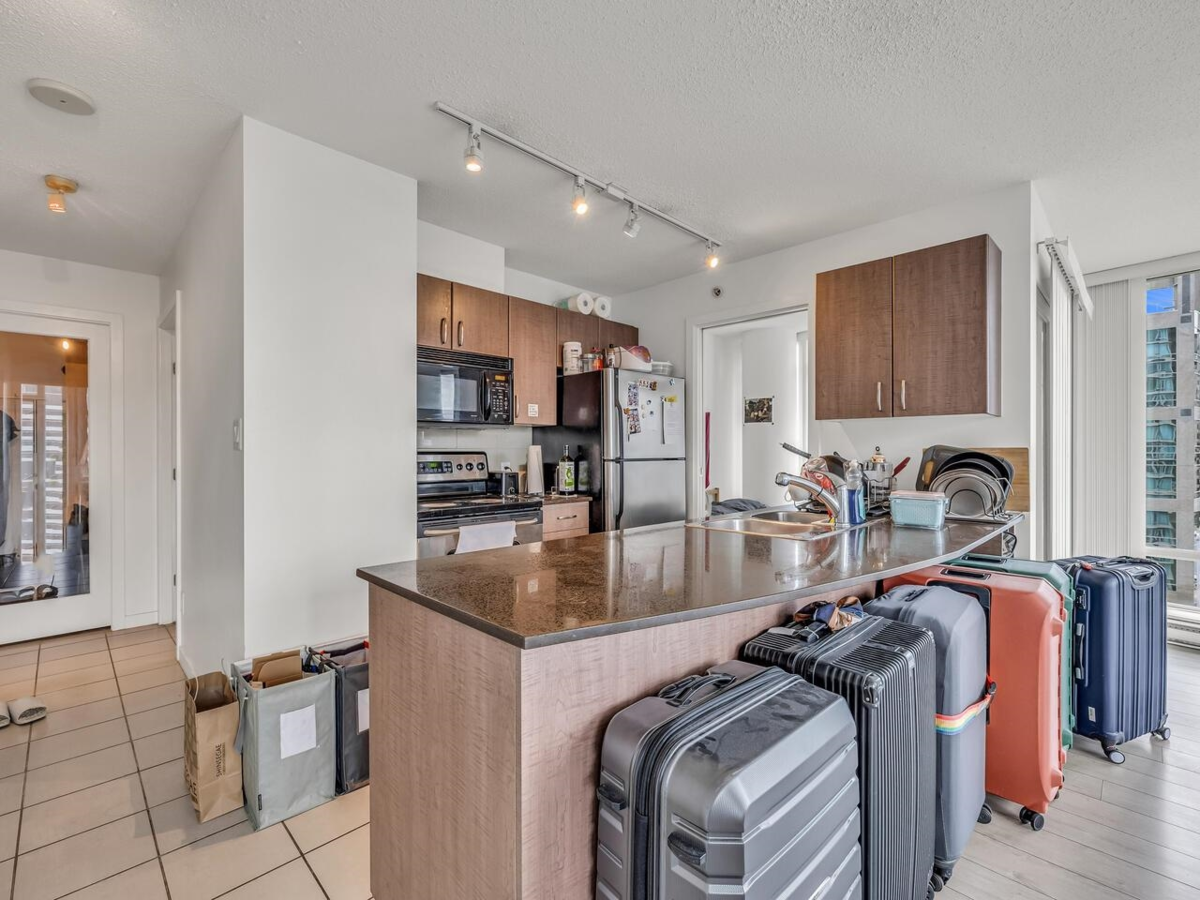 Kitchen Photo of 1710 610 Granville Street, Vancouver, BC