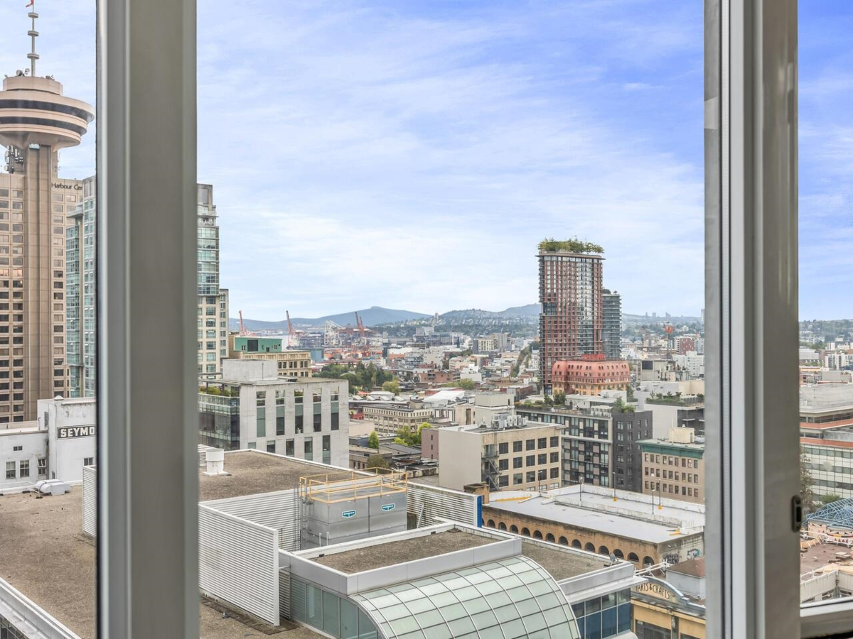 Walk-In Closet Photo of 1710 610 Granville Street, Vancouver, BC