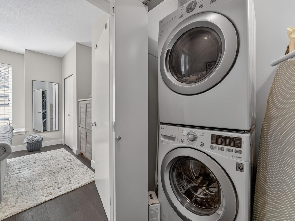 Guest Bathroom Photo of 6 5068 Savile Row, Burnaby, BC