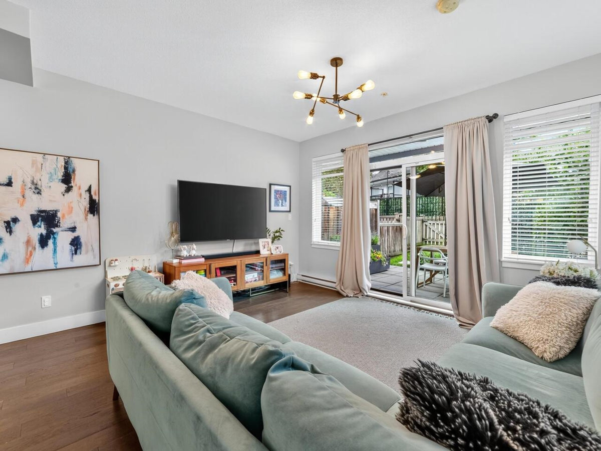 Kitchen Island Photo of 6 5068 Savile Row, Burnaby, BC