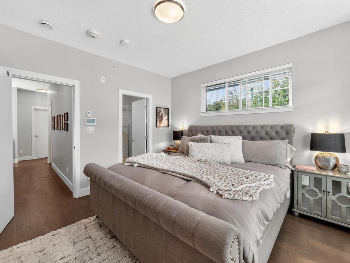 Primary Bathroom Photo of 6 5068 Savile Row, Burnaby, BC