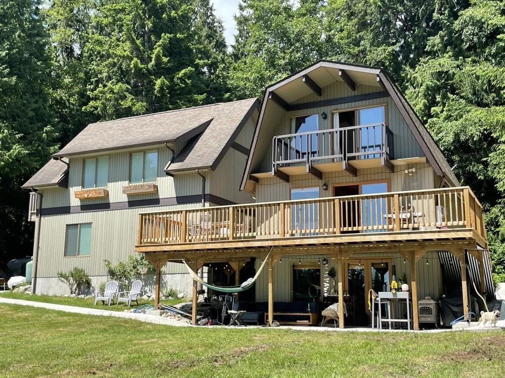 Exterior Front Photo of 2617 Sunshine Coast Highway, Roberts Creek, BC