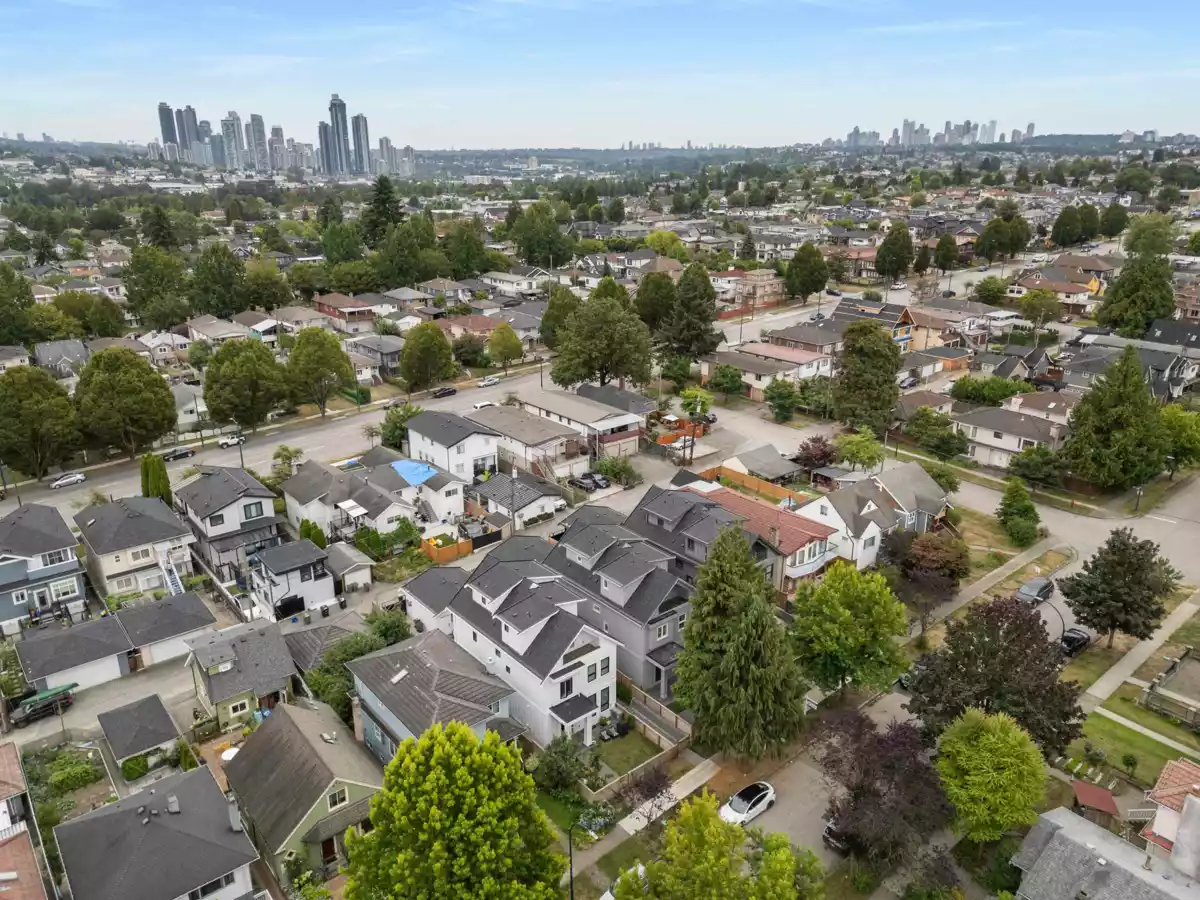Neighborhood Park Photo Near 2 1160 Rossland Street, Vancouver, BC