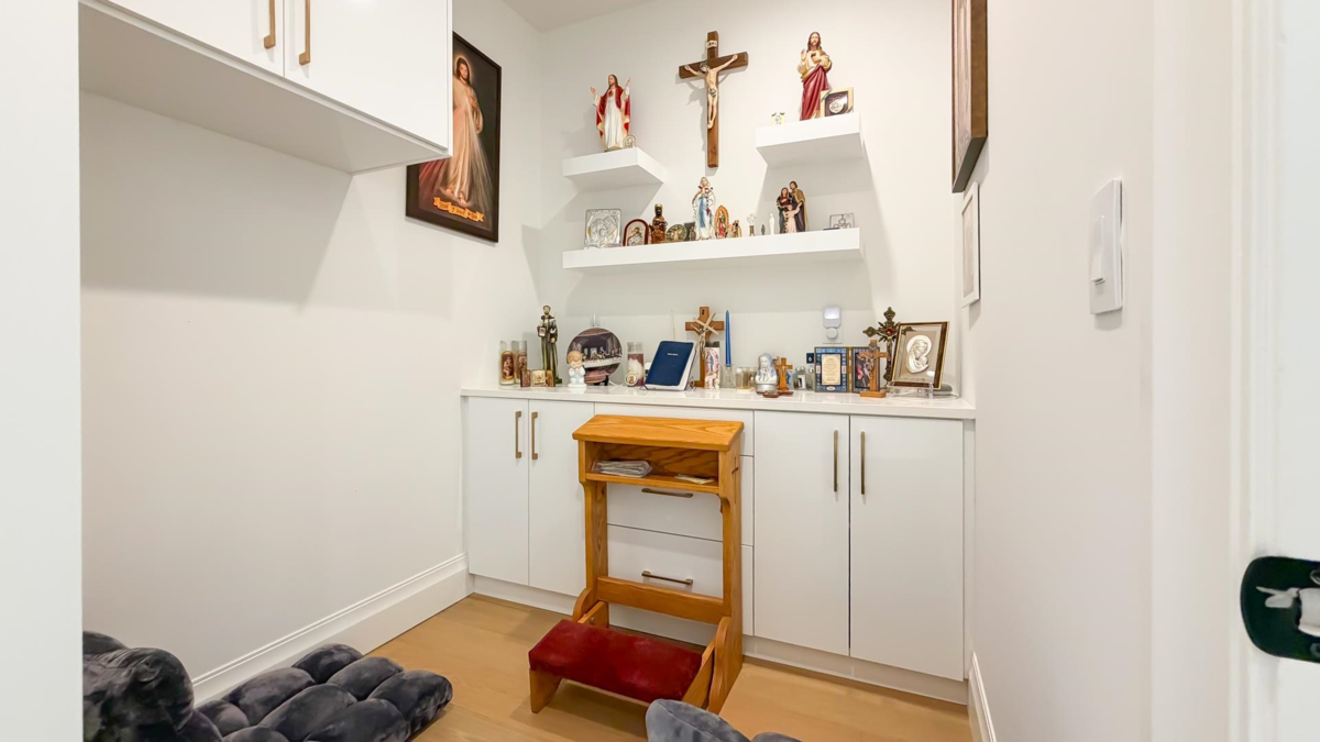 Hallway Photo of 5302 Springdale Court, Burnaby, BC