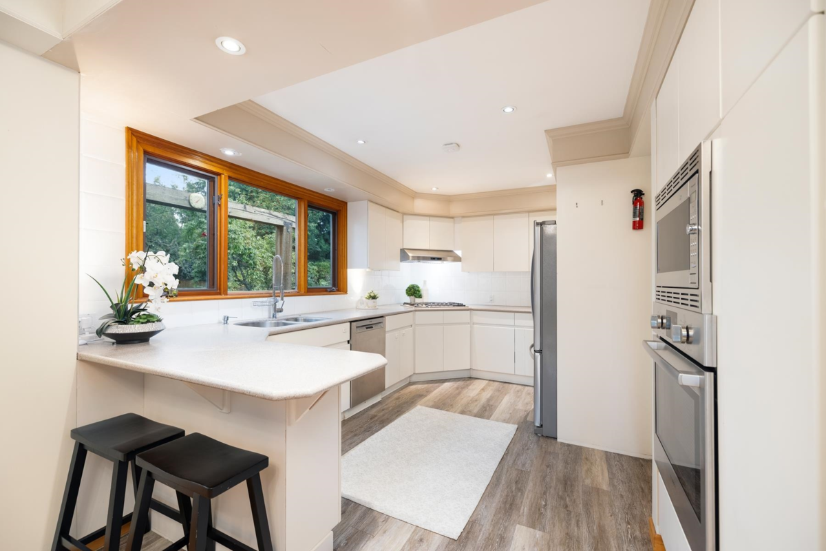 Breakfast Nook Photo of 1561 Merlynn Crescent, North Vancouver, BC