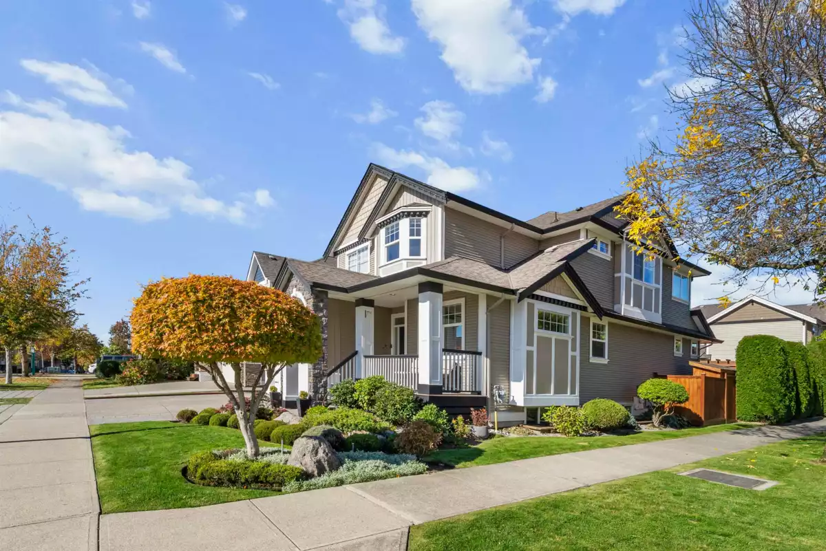 Living Room Photo of 19095 68a Avenue, Surrey, BC