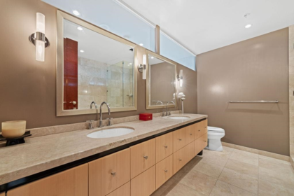 Hallway Photo of 4303 938 Nelson Street, Vancouver, BC
