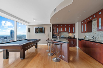 Kitchen Island Photo of 4303 938 Nelson Street, Vancouver, BC