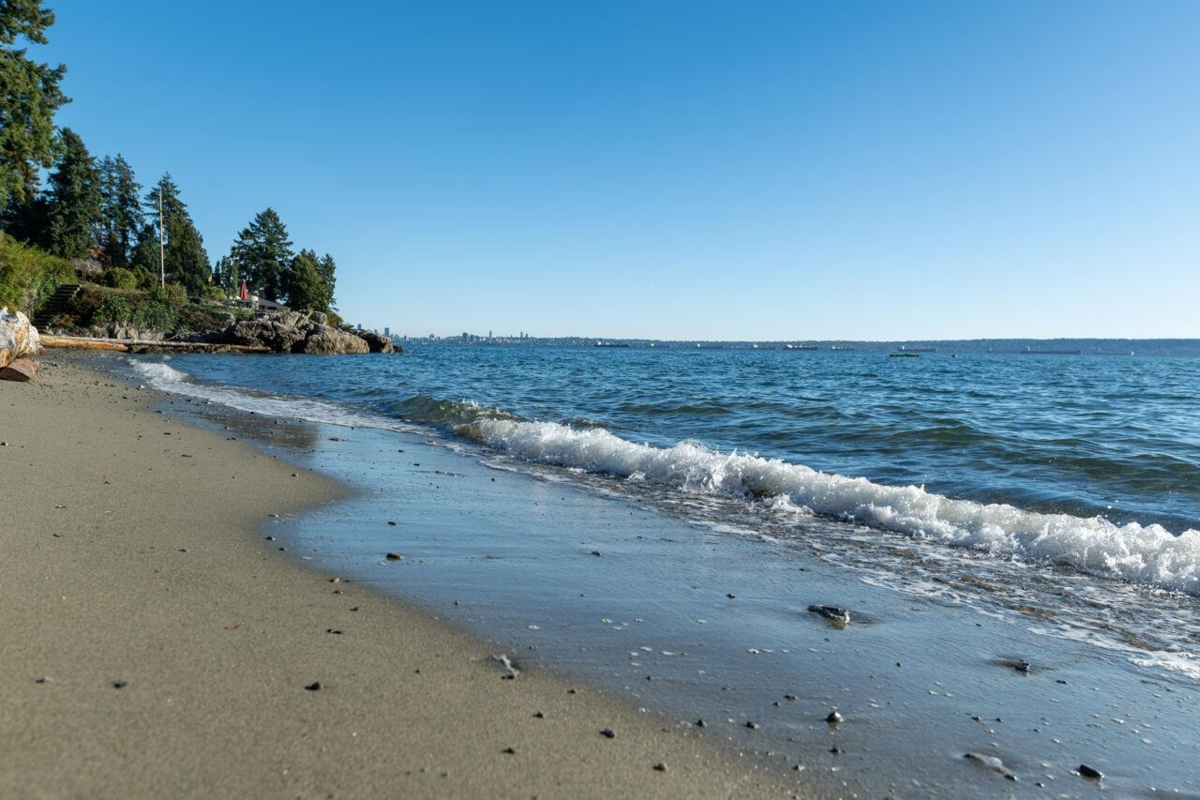 Dining Area Photo of 3248 Marine Drive, West Vancouver, BC