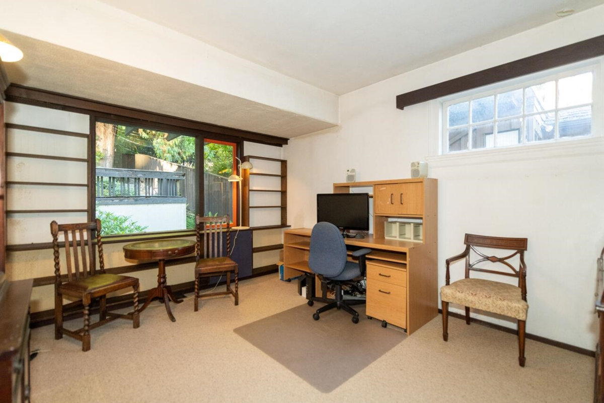 Entry Foyer Photo of 3248 Marine Drive, West Vancouver, BC