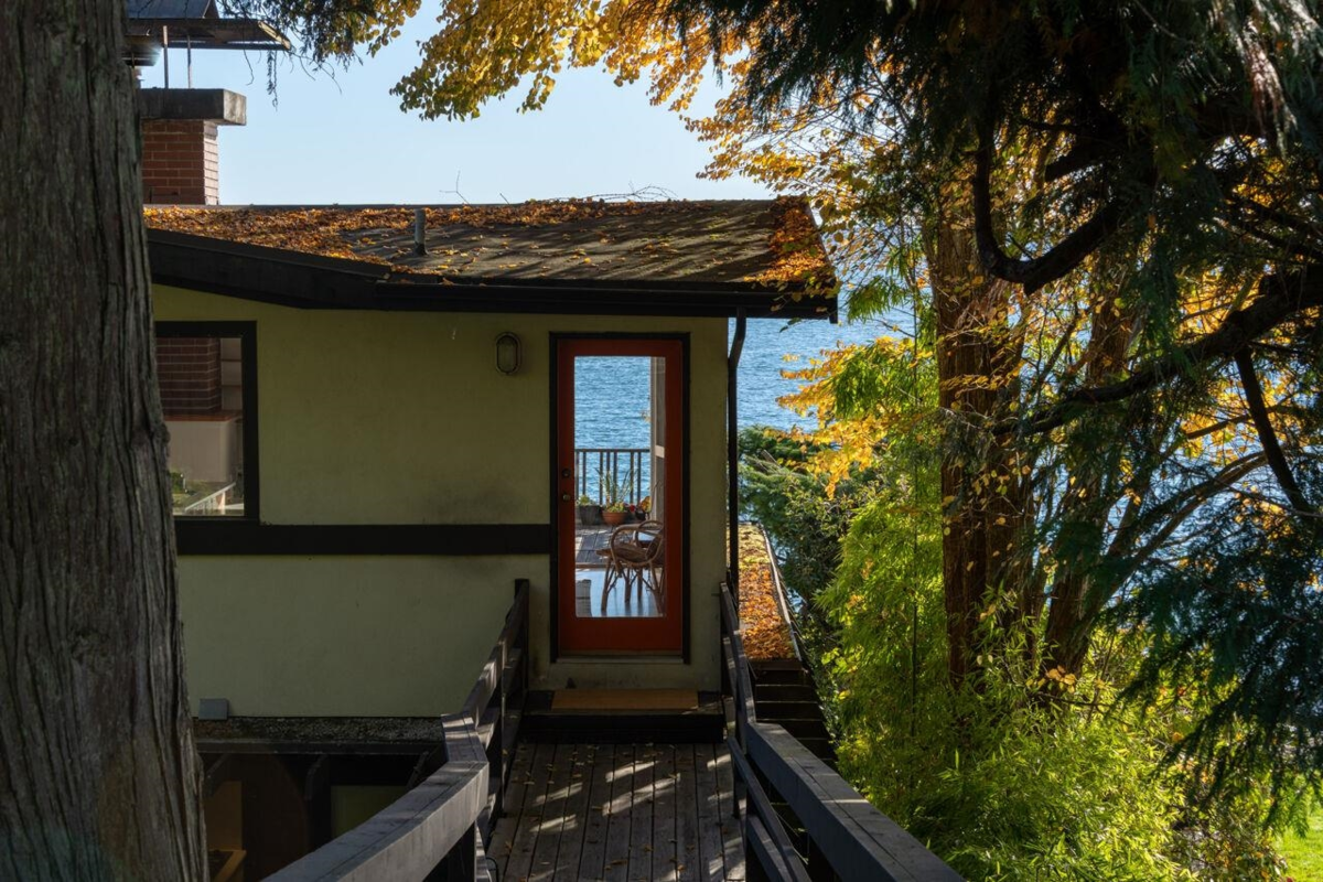 Hallway Photo of 3248 Marine Drive, West Vancouver, BC