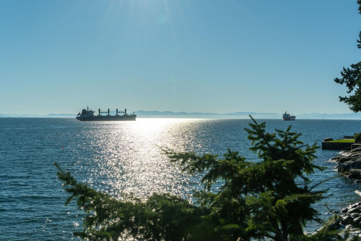 Hot Tub / Spa Photo of 3248 Marine Drive, West Vancouver, BC