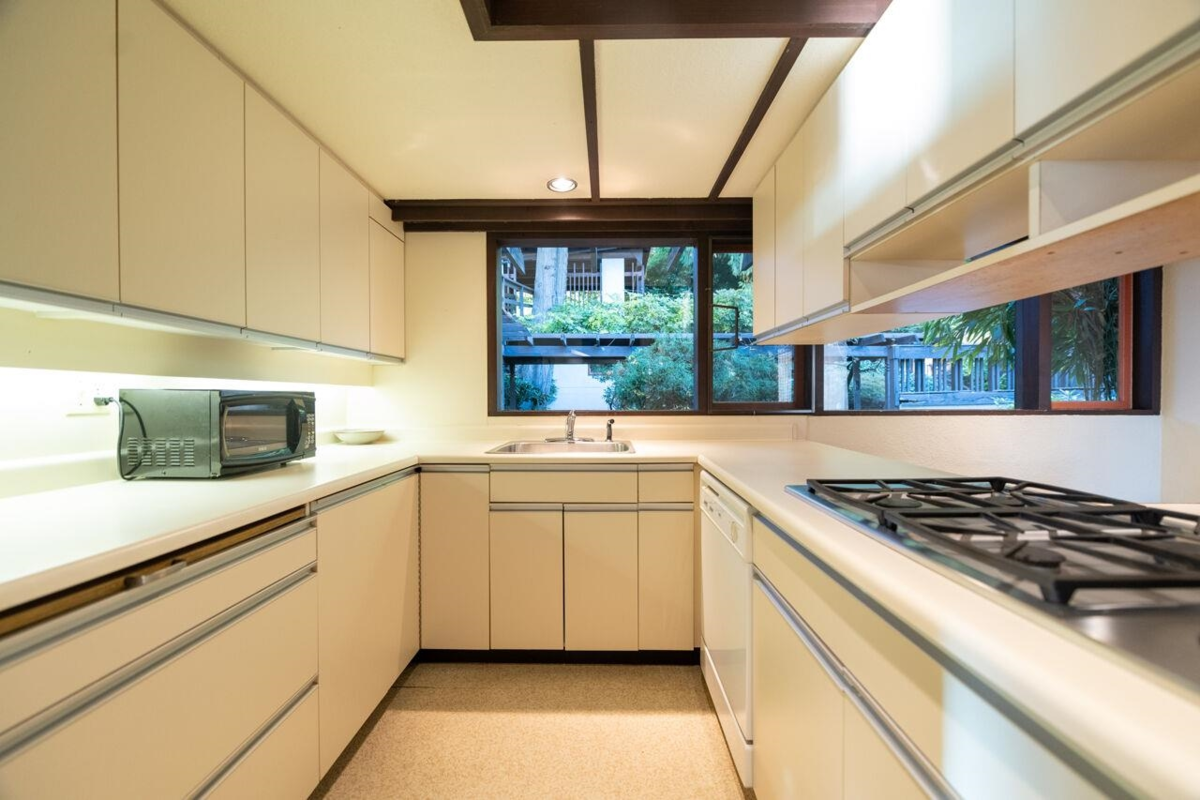 Laundry Room Photo of 3248 Marine Drive, West Vancouver, BC