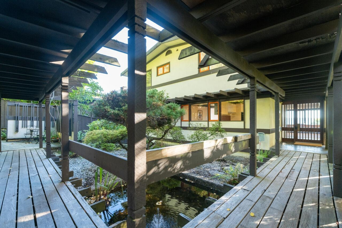 Walk-In Closet Photo of 3248 Marine Drive, West Vancouver, BC