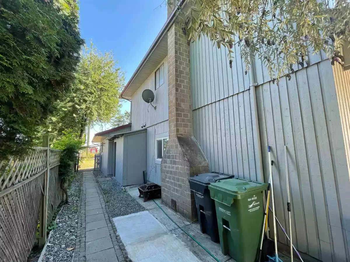 Hallway Photo of 10471 Steveston Highway, Richmond, BC