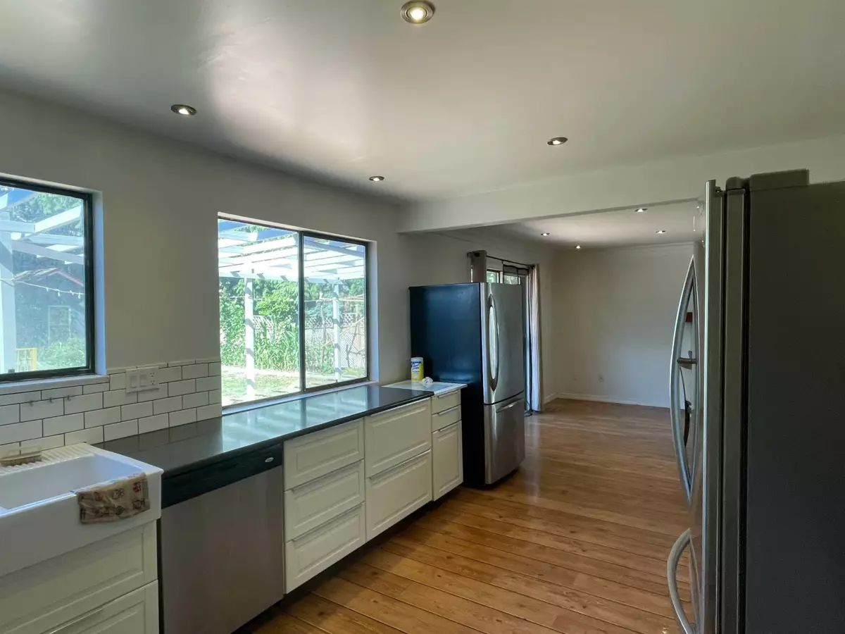 Kitchen Island Photo of 10471 Steveston Highway, Richmond, BC