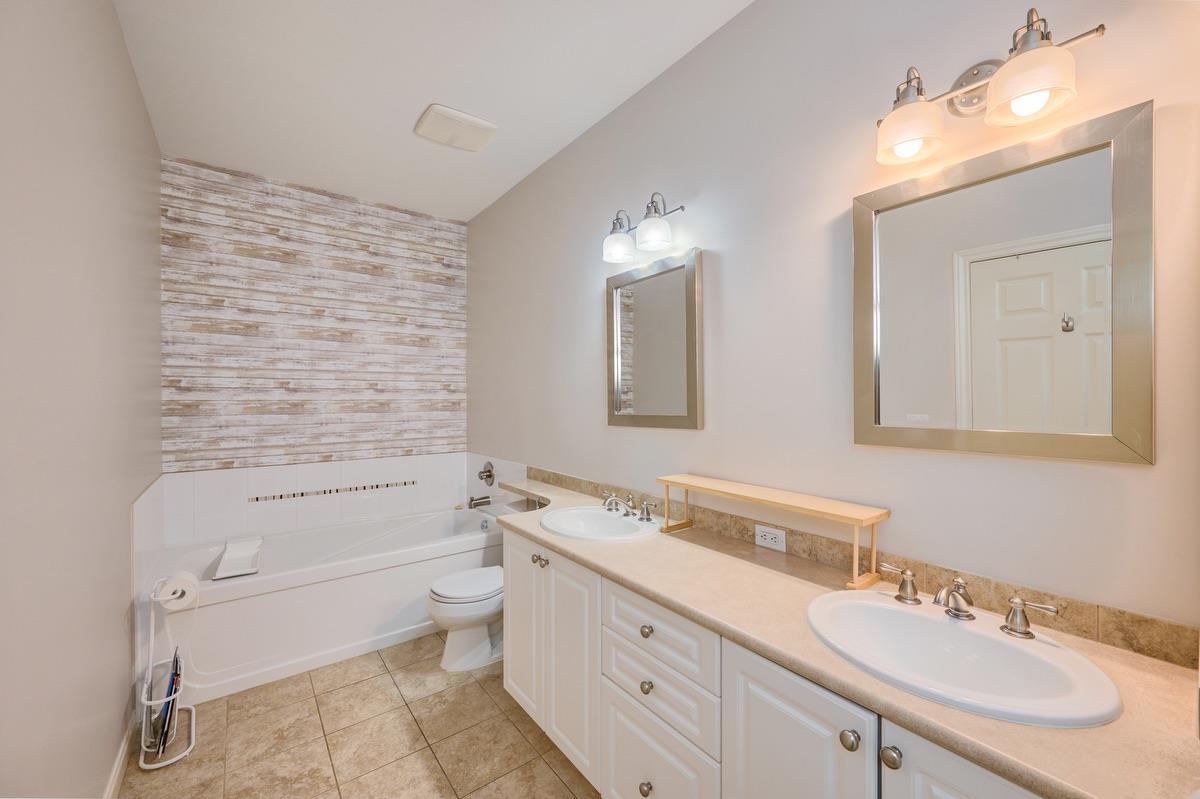 Guest Bathroom Photo of 1 6105 River Road, Delta, BC