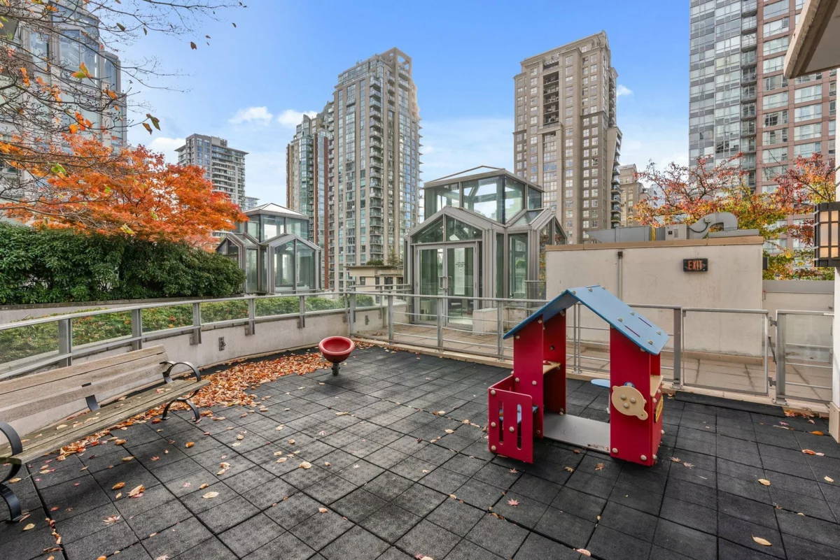 Backyard Photo of 907 565 Smithe Street, Vancouver, BC