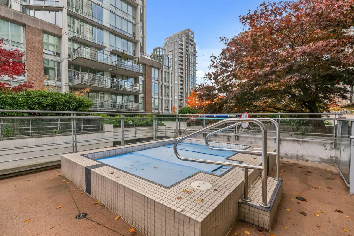 Front Yard Photo of 907 565 Smithe Street, Vancouver, BC