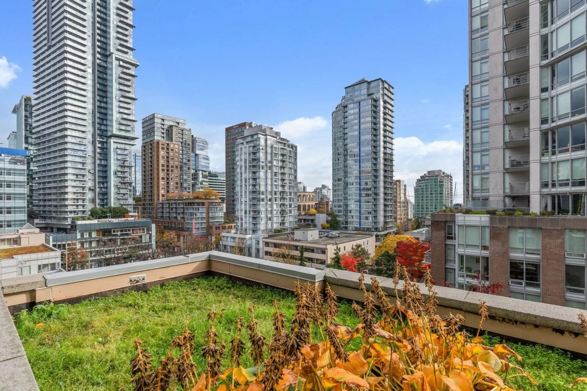 Hallway Photo of 907 565 Smithe Street, Vancouver, BC
