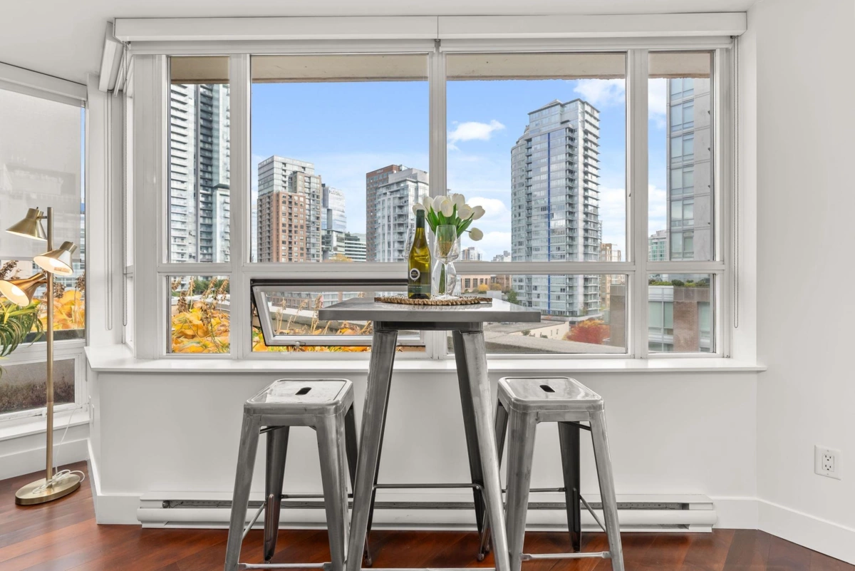 Kitchen Photo of 907 565 Smithe Street, Vancouver, BC