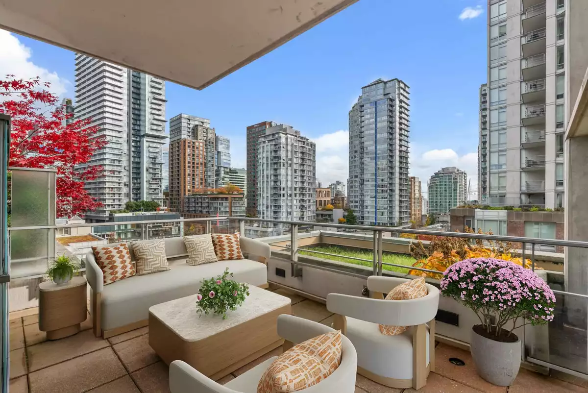 Loft / Bonus Room Photo of 907 565 Smithe Street, Vancouver, BC