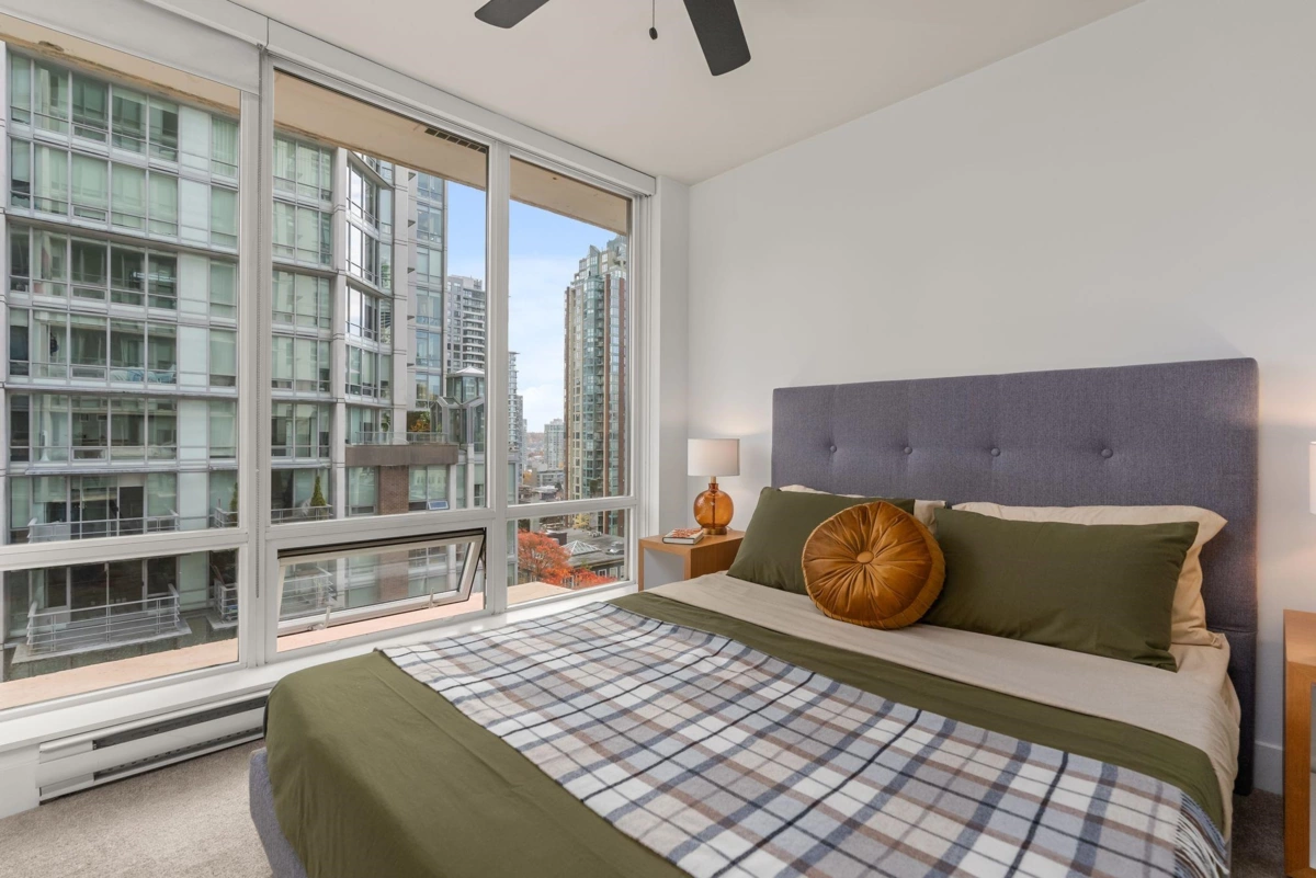 Walk-In Closet Photo of 907 565 Smithe Street, Vancouver, BC