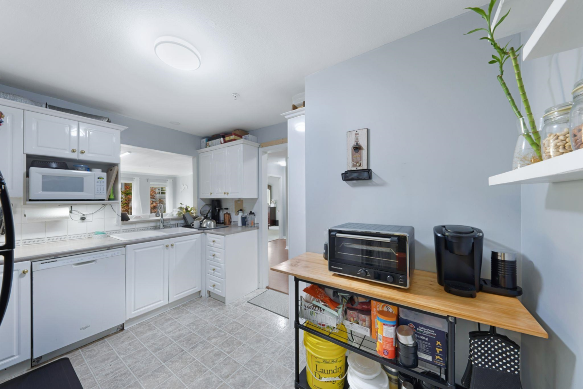 Family Room Photo of 215 12125 75a Avenue, Surrey, BC