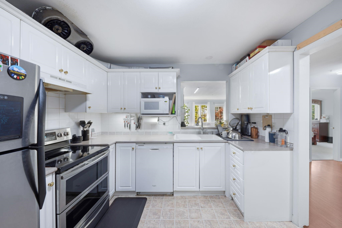 Living Room Photo of 215 12125 75a Avenue, Surrey, BC