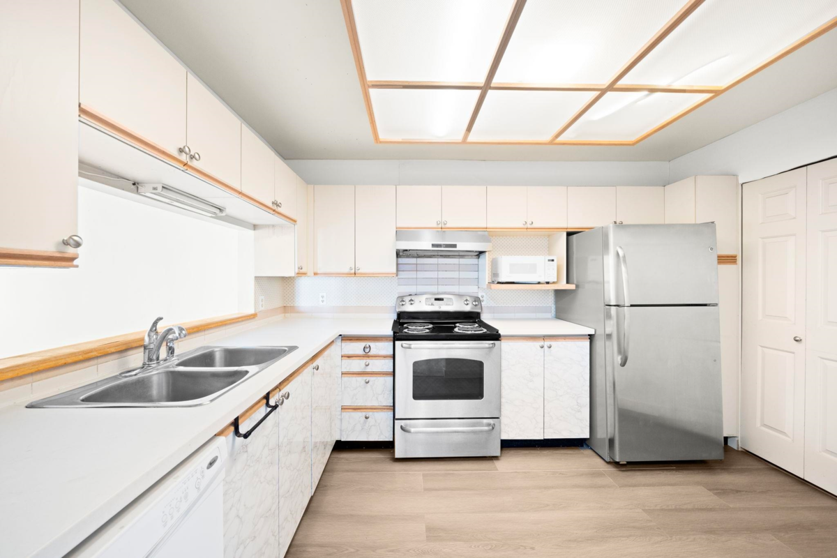 Walk-In Closet Photo of 235 7451 Moffatt Road, Richmond, BC